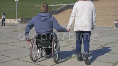 情侣，坐轮椅和女朋友去公园散步，
